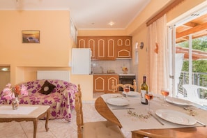 Appartement, 2 slaapkamers | Dineren in de kamer