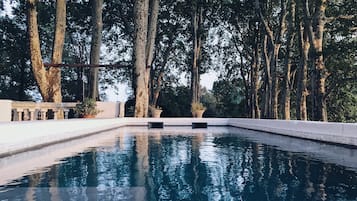 Alberca al aire libre por temporada y camastros