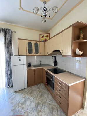 Großer Kühlschrank, Ofen, Herdplatte, Kochgeschirr/Geschirr/Besteck