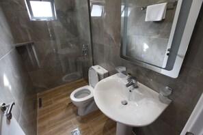Triple Room | Bathroom | Shower, towels - Vila Jona (Sarandë)