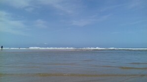 A beach with waves and a clear sky. - Villa 4 p family or lovers Quiet area / garden / parking fenced / Sea 950 (Vendays Montalivet)