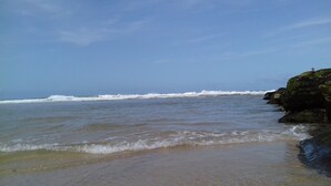 A beach with waves, a rocky outcrop, and a clear sky. - Villa 4 p family or lovers Quiet area / garden / parking fenced / Sea 950 (Vendays Montalivet)