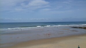 A wide beach with a clear sky. - Villa 4 p family or lovers Quiet area / garden / parking fenced / Sea 950 (Vendays Montalivet)