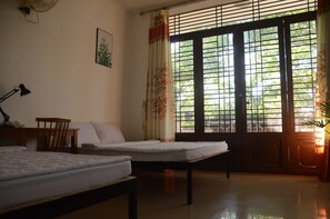 Double Room, Shared Bathroom | Desk, free WiFi