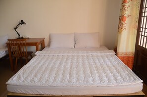 Double Room, Shared Bathroom | Desk, free WiFi