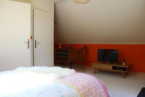 Quarto família, várias camas | Individualmente decorados, individualmente mobiliados, cortinas blackout
