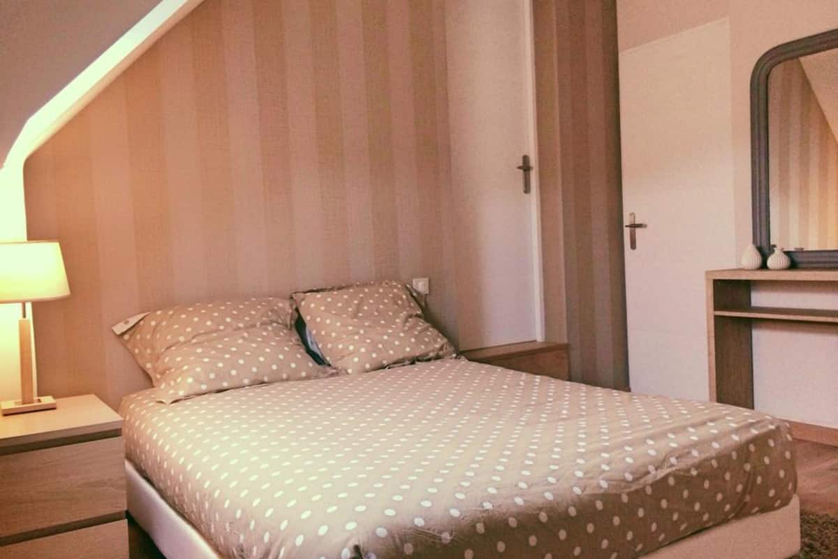 Camera doppia, 1 letto matrimoniale (70's) | Con stile personalizzato, con arredamento individuale, tende oscuranti