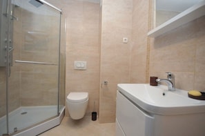 Superior-Apartment, eingeschränkter Meerblick | Badezimmer