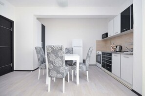 Superior-Apartment, eingeschränkter Meerblick | Essbereich im Zimmer