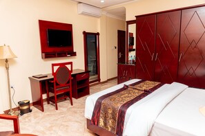 Deluxe Studio Suite, 1 Bedroom | In-room safe, desk, free WiFi, bed sheets