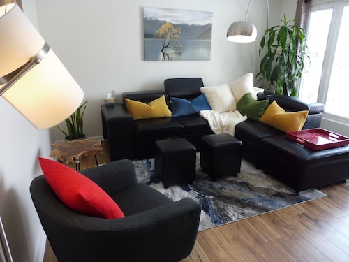 ★ Hidden Gem Heart of city Luxury PVT.Suite★FREE 4 car PKG★+ bikes+ 52"TV+WIFI ★