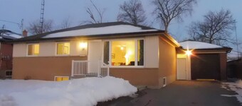 ★ Hidden Gem Heart of city Luxury PVT.Suite★FREE 4 car PKG★+ bikes+ 52"TV+WIFI ★