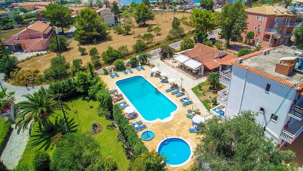 Outdoor pool, pool umbrellas, sun loungers - Hotel Olga (Corfu)