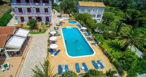 Outdoor pool, pool umbrellas, sun loungers - Hotel Olga (Corfu)