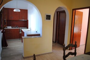 ベーシック アパートメント | 遮光カーテン、アイロン / アイロン台、ベッドシーツ