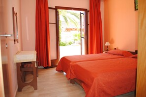 ベーシック スタジオ シングルベッド 2 台 プールビュー | 遮光カーテン、アイロン / アイロン台、ベッドシーツ