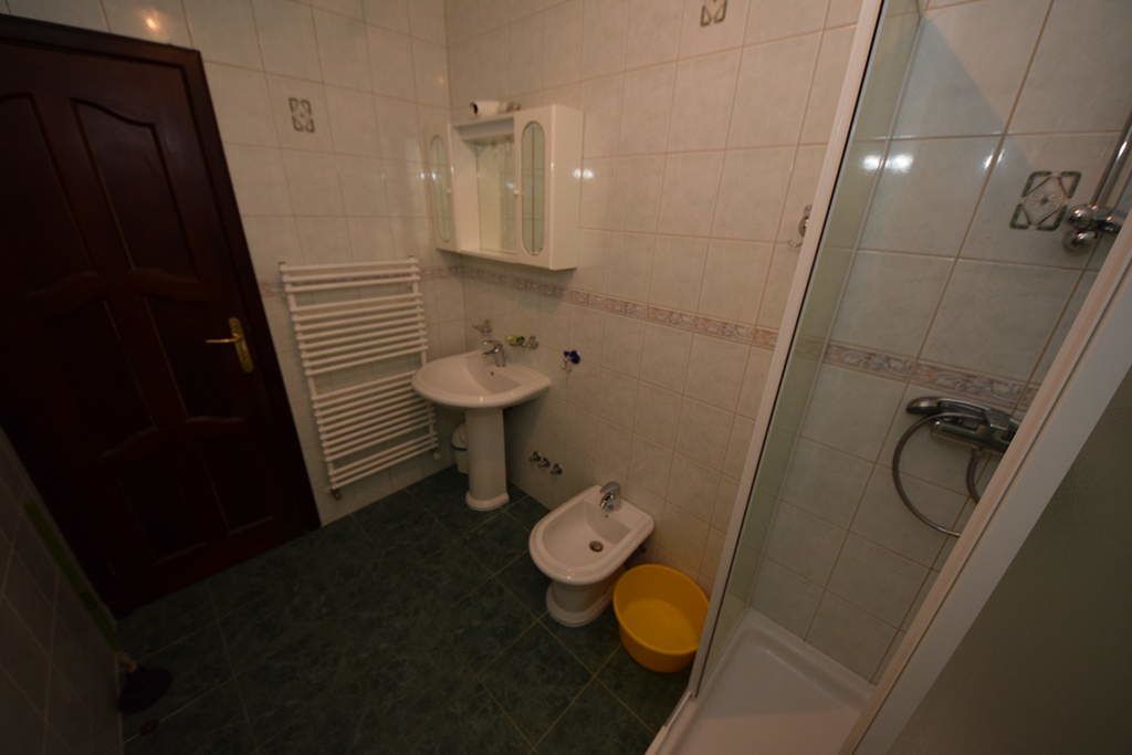 Ein Badezimmer mit Toilette, Bidet, Waschbecken und Dusche.