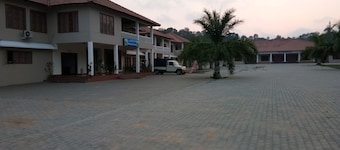 Palm Valley Resort, a calm place for tourists