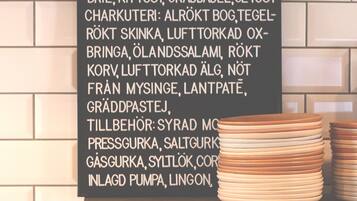 En menytavla med en lista över mat- och dryckesalternativ.