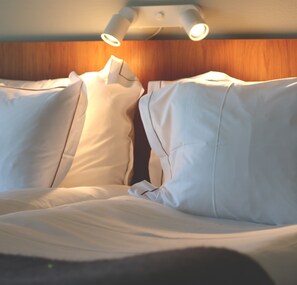 Basic-herbergi með tvíbreiðu rúmi - 1 meðalstórt tvíbreitt rúm | Sérhannaðar innréttingar, skrifborð, myrkratjöld/-gardínur