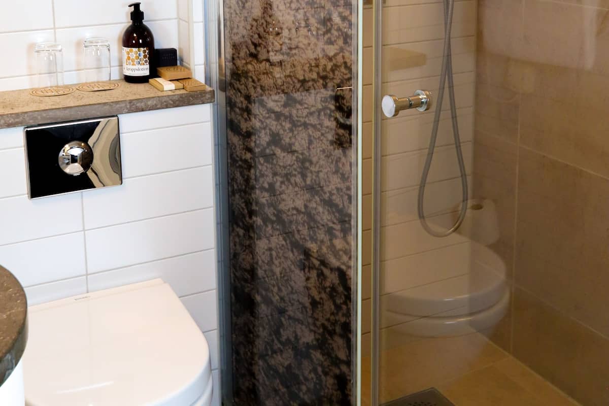 classic double room | bathroom | free toiletries, hair dryer, towels