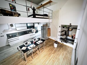 Loft | Eget kök | Stort kylskåp, mikrovågsugn, ugn och diskmaskin