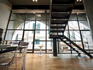 Loft | Área de estar | TV de tela plana