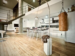 Loft | Cocina privada | Refrigerador con congelador, microondas, horno y lavavajillas