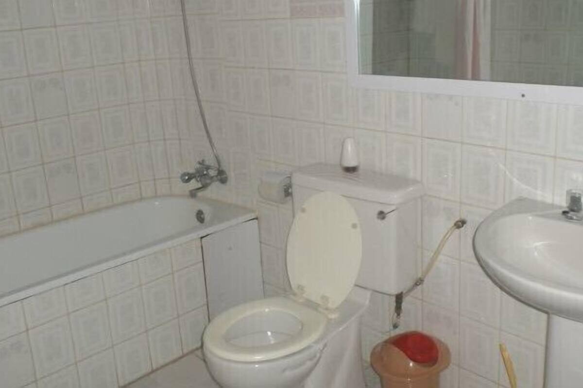 Une salle de bain avec une baignoire, des toilettes et un lavabo.
