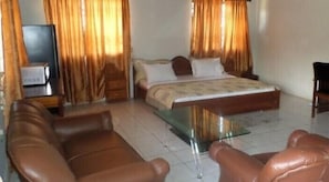Escritorio, wifi gratis y ropa de cama