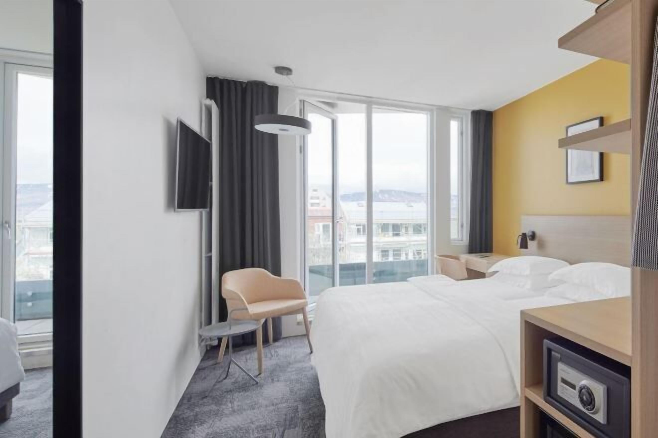 Minibar, caixa forta a l'habitació i escriptori 