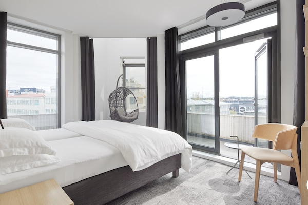 Deluxe Corner Room | Bar mini, peti besi dalam bilik, meja, ruang kerja komputer riba