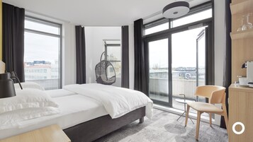 Deluxe Corner Room | Míníbar, öryggishólf í herbergi, skrifborð, vinnuaðstaða fyrir fartölvur