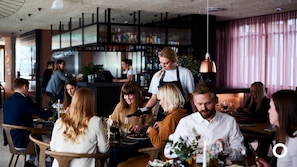 Frühstück, Mittagessen, Abendessen und Brunch werden serviert