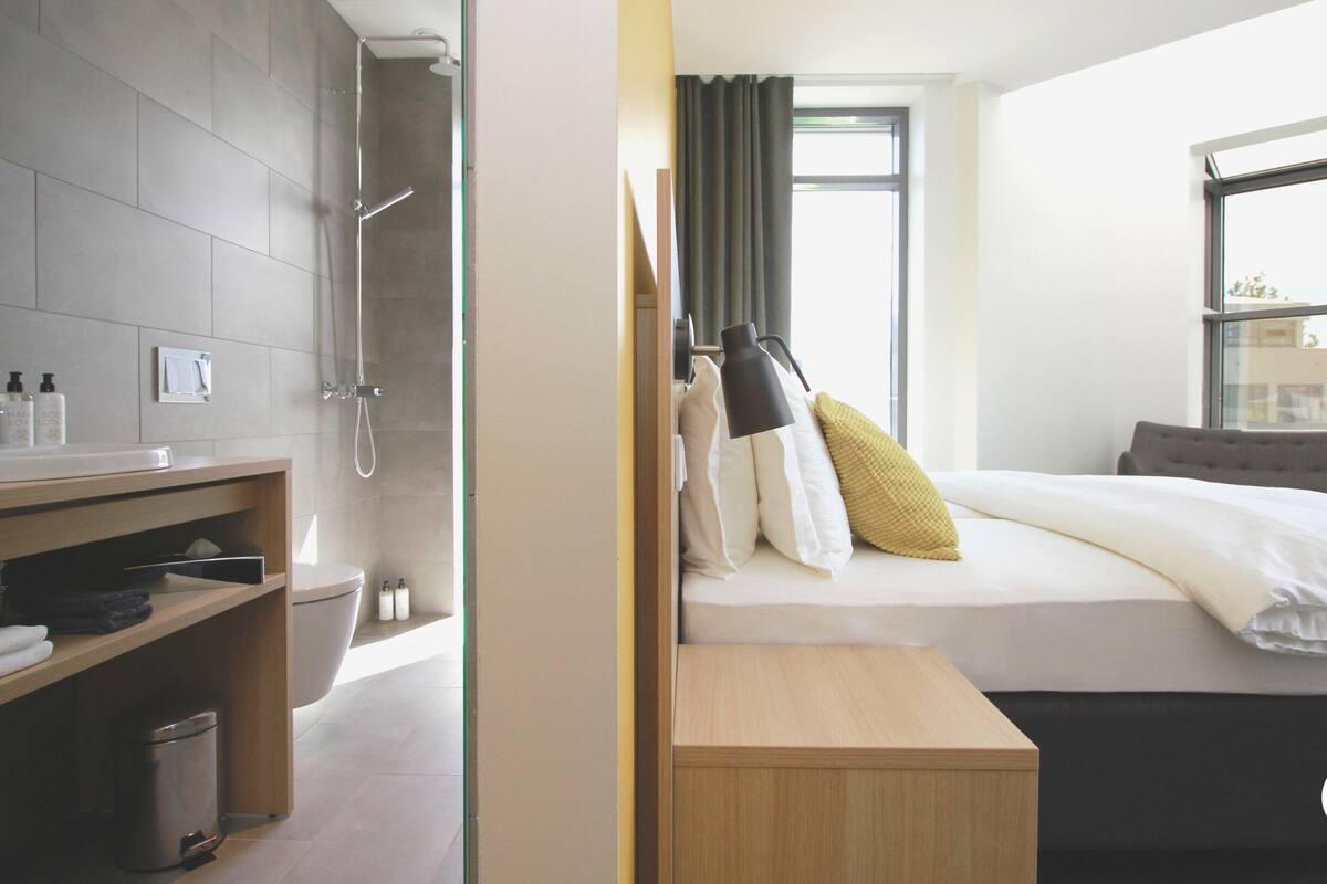 deluxe corner room | minibar, in-room safe, desk, laptop workspace