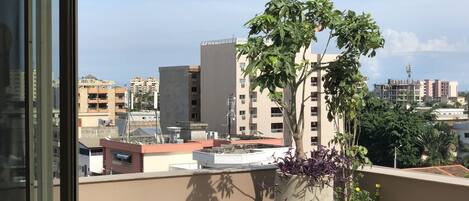 Attico, 1 letto king | Balcone