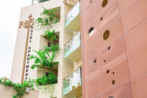 Front of property - evening/night - Roots Hotel Apartments (Abidjan)