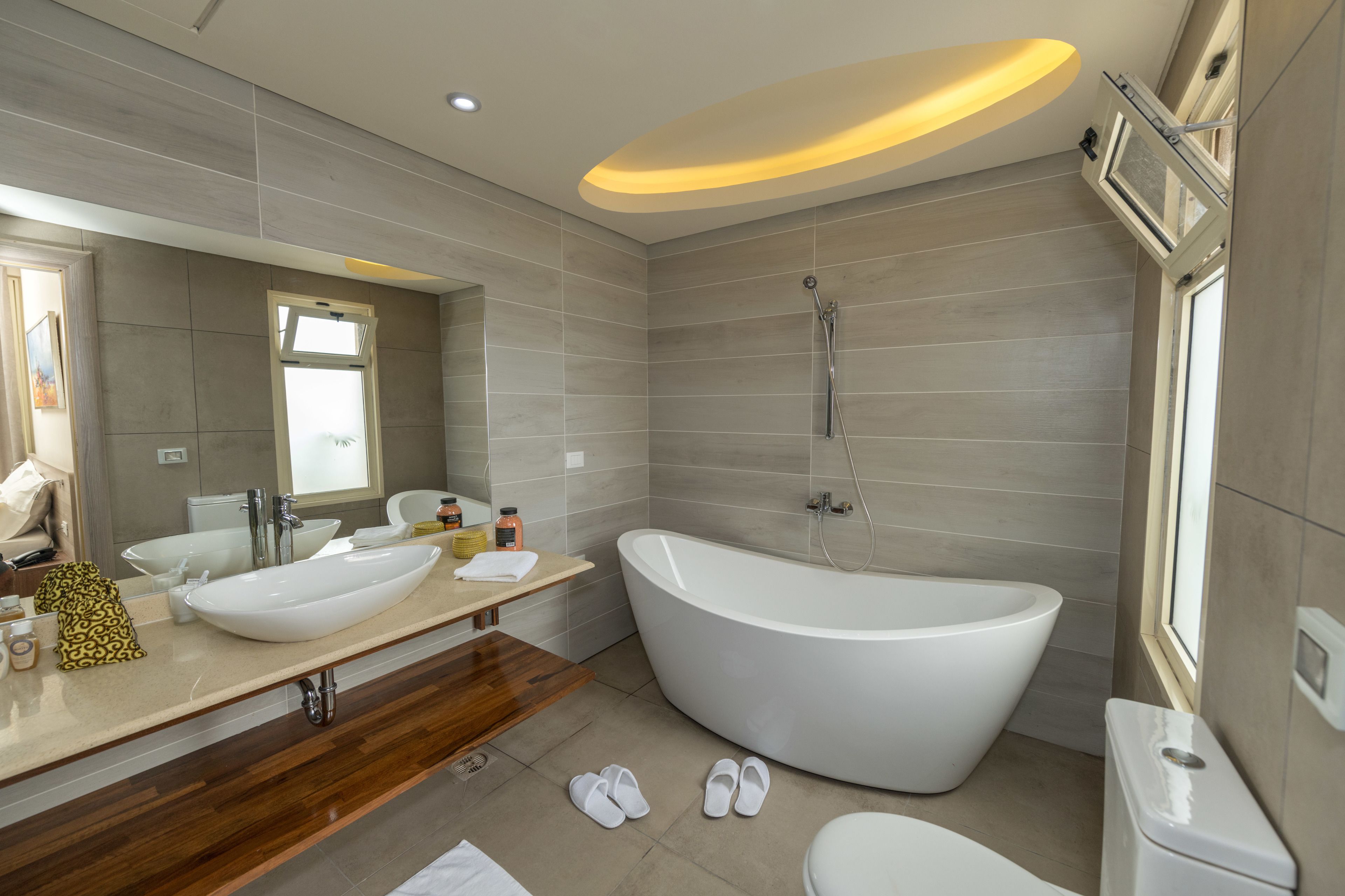 Penthouse, 1 très grand lit | Salle de bain | Douche, articles de toilette gratuits, sèche-cheveux, chaussons