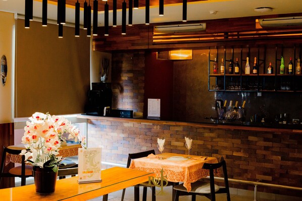 Breakfast, lunch, dinner served; local and international cuisine