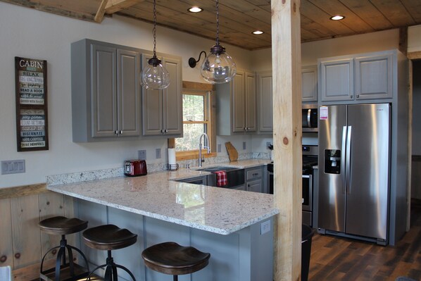 Jääkaappi, mikroaaltouuni, uuni, liesi