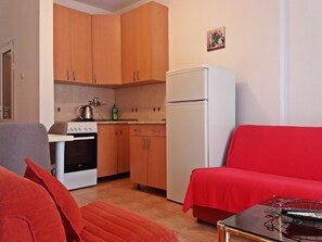 Appartement Économique, vue ville | Cuisine privée | Grand réfrigérateur, four, plaque de cuisson, bouilloire électrique