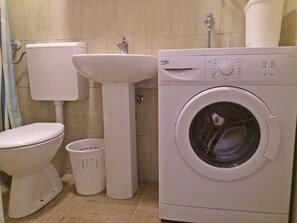 Apartemen Ekonomi, pemandangan kota | Kamar mandi | Shower, pengering rambut, handuk, dan sabun
