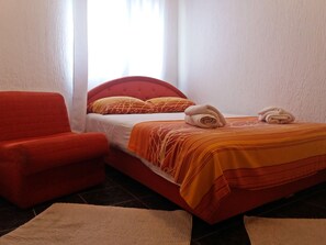 Apartamento económico, vistas a la ciudad | Tabla de planchar con plancha, wifi gratis, ropa de cama