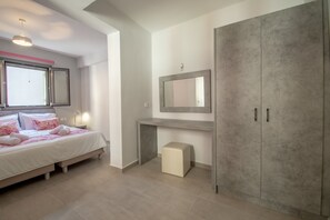 Business House, 1 Bedroom, Ground Floor | 1 bedroom, in-room safe, individually decorated, individually furnished