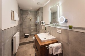 Executive tweepersoonskamer, uitzicht op bergen | Badkamer | Milieuvriendelijke toiletartikelen, een haardroger, badjassen