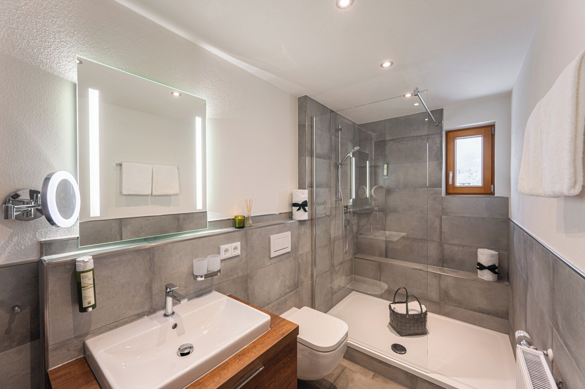 standard double room | bathroom | eco-friendly toiletries, hair dryer, bathrobes, slippers