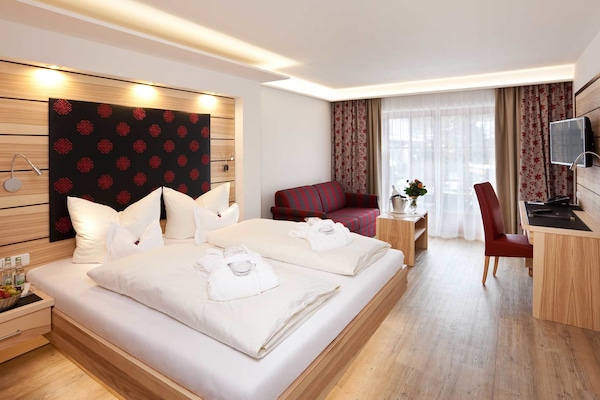 Chambre Double Exécutive, vue montagne | Literie hypoallergénique, minibar, coffres-forts dans les chambres