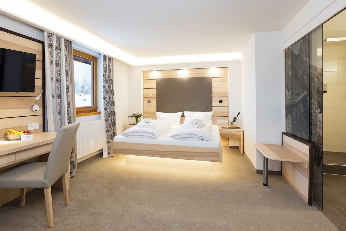 Comfort Double Room, Mountain View | Hypo-allergenic bedding, minibar, in-room safe, individually decorated