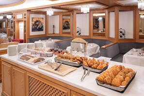 Free daily buffet breakfast - Hotel Filser (Oberstdorf)