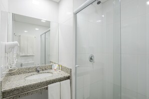 Habitación individual estándar | Baño | Ducha, artículos de higiene personal gratuitos y secador de pelo